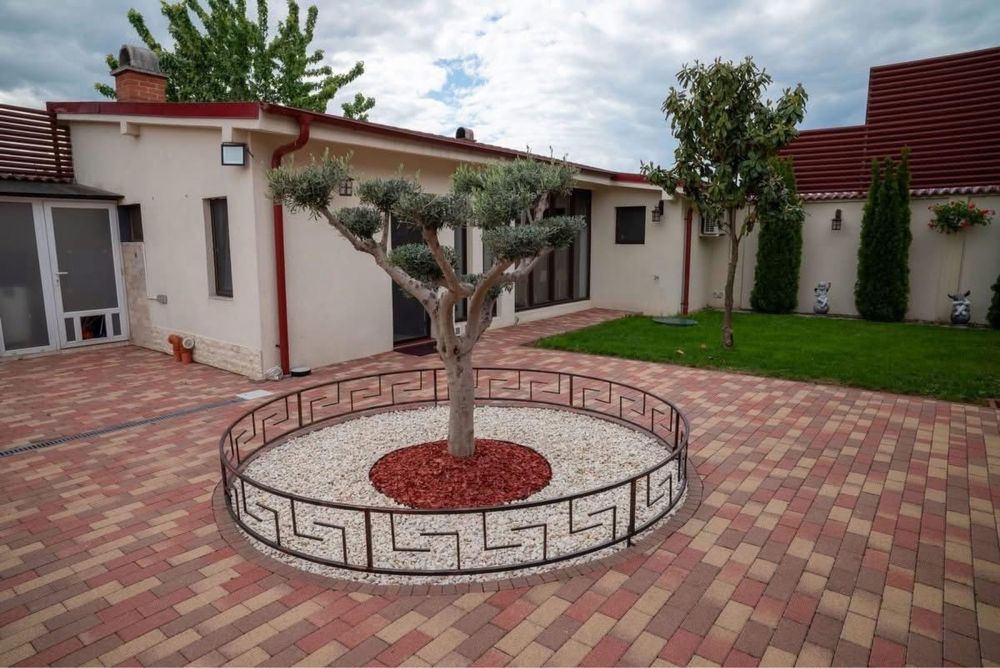 Ofer spre vanzare o vila moderna de lux zona Str. Dara