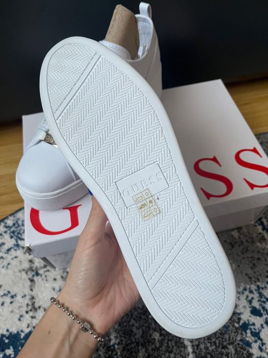 Adidasi dama GUESS neeka