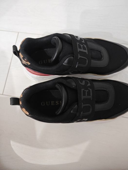 Продам кроссовки,, GUESS,,