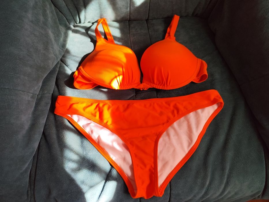 Vând costume de baie