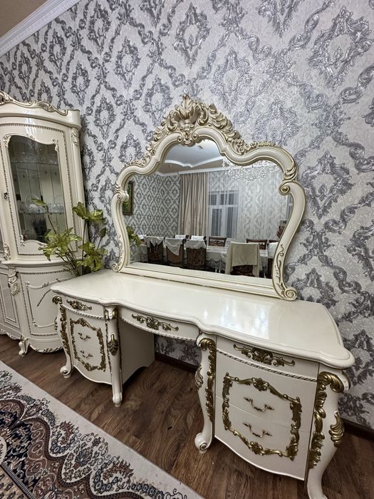 Тумбочка айнасымен