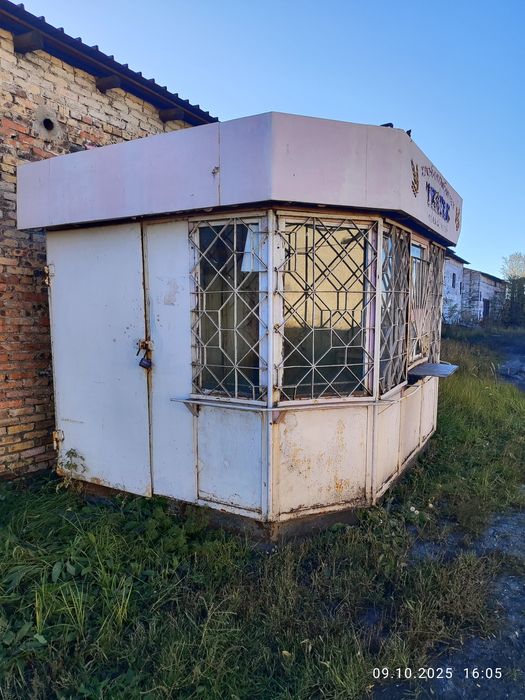 Торговый киоск выполненный из металла