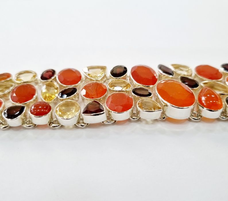 Продавам чисто нова сребърна гривна с естествени камъни