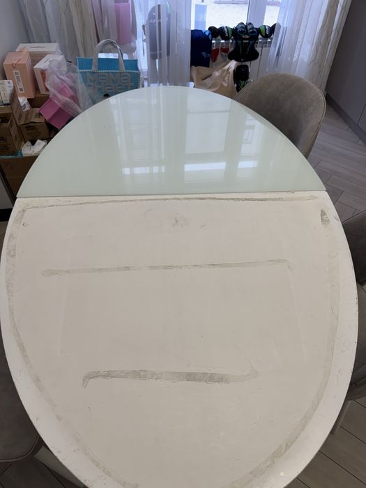 Кухонный стол в хорошем состояние