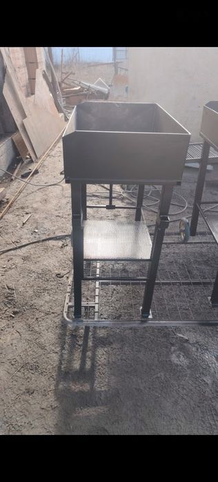 Vând grătare
70/45 cm
Tabla 3mm,ventilat cu găuri spate
Grătar tije i