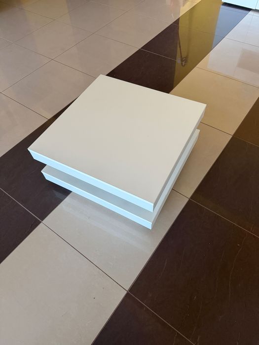 Въртяща бяла холна маса