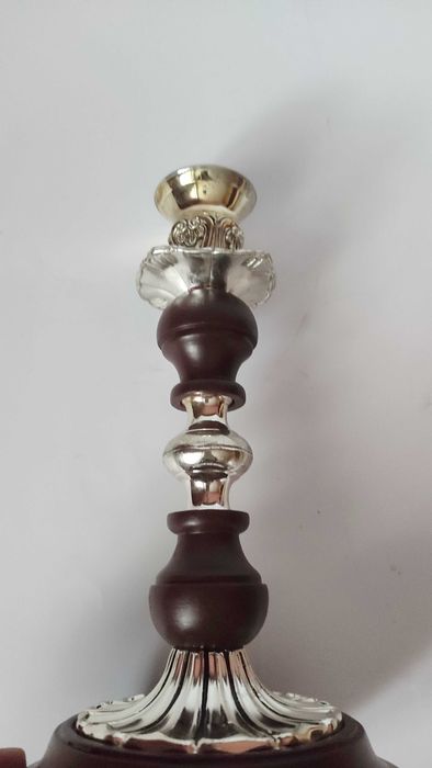 Красив стар свещник изработен от посребрен метал и дърво