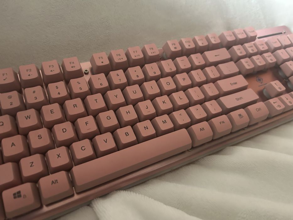 Vând tastatură gaming PK75 – roz, RGB si mouse