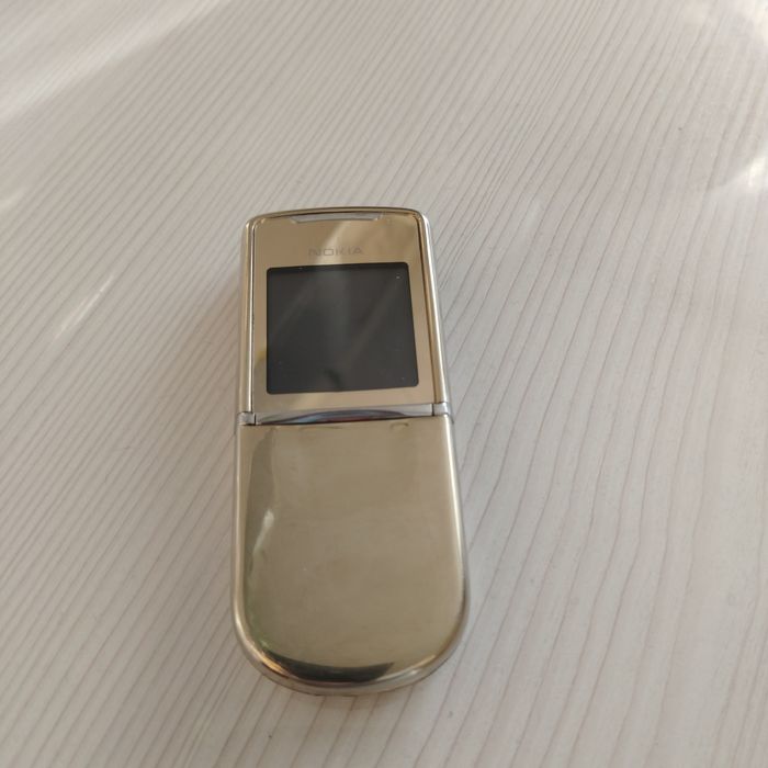 Телефон Nokia 8800.
