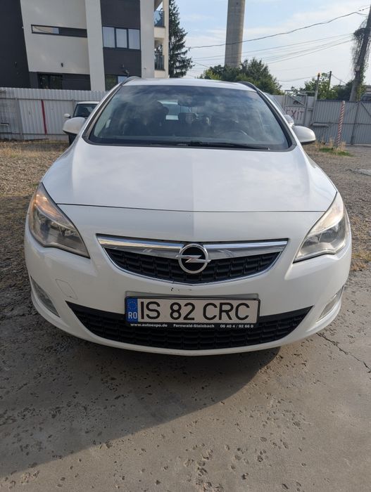 Opel Astra J Sports Tourer 2012