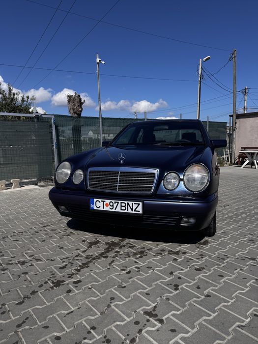 Vând Mercedes Benz E 200