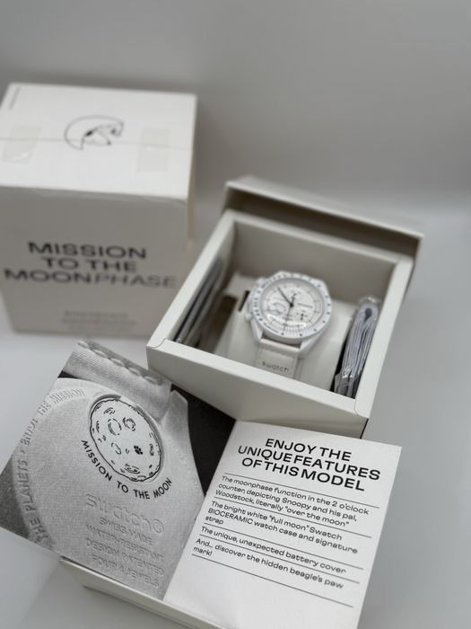 Bu saat Swatch x Omega “Mission to the Moonphase” (Snoopy)