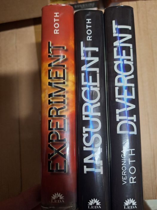 Trilogia Divergent de Veronica Roth ( 3 carti) - Noi - Poze reale