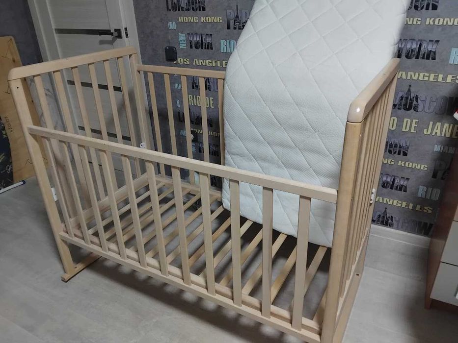 детская кроватка с матрасом