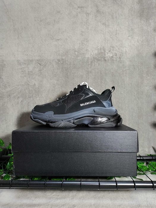 Adidasi negrii triple S marimea 43