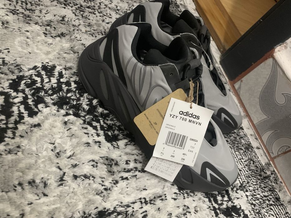 Adidas yezzy 700 MNVN noi cu eticheta fara cutie marimea 40 2/3!