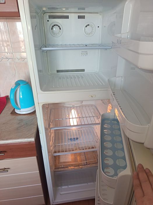 Продам холодильник требует ремонта