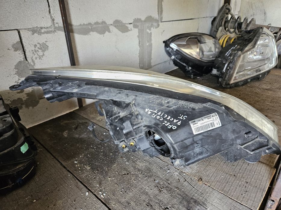 Far Stanga Opel Corsa Facelift O clema rupta
