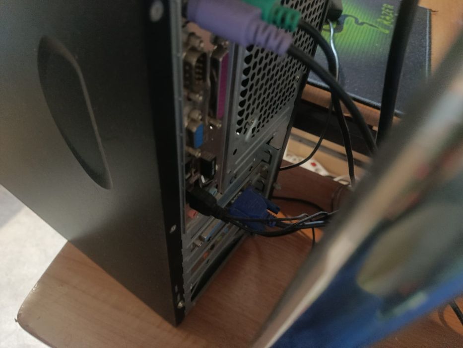 Компьютер с компьютерным столом