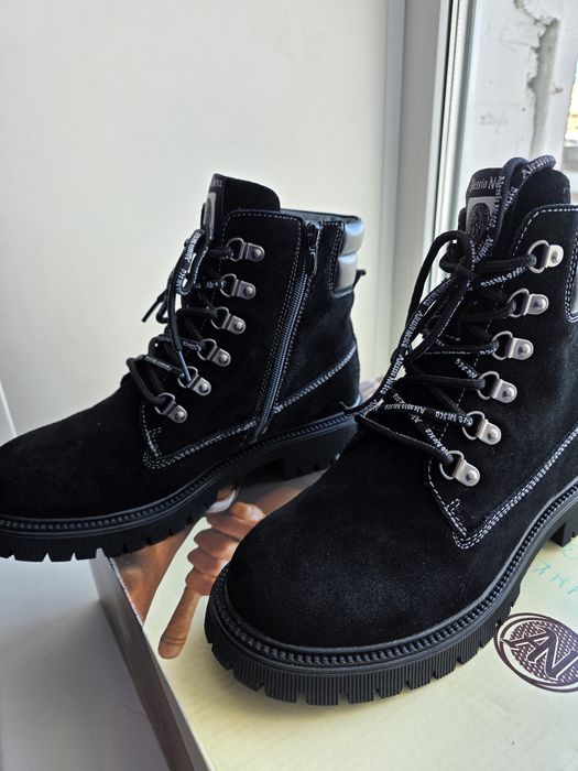 Ботинки 38 размер 3000 тенге.