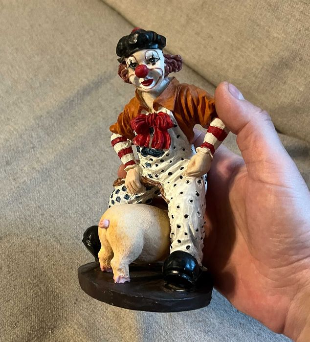 Statueta clown vintage 20 cm cu purcel, rasina pictata manual
