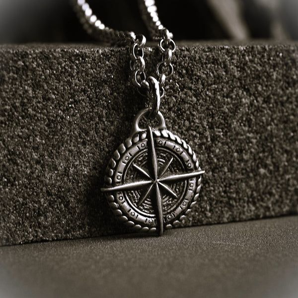 Сребърен медальон 925 „Компас“ – талисман за посока, закрила и сила