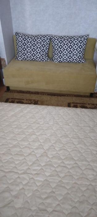 Диван и въглавници