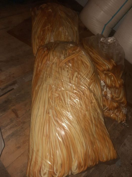 Моншадағы киім ауыстыратын бөлмеде жалаңаш әйелдер