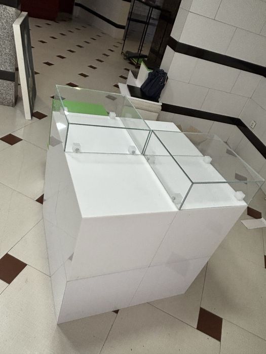 Модулни магазинерски кубове рафтове етажерки бели със стъкло светещи