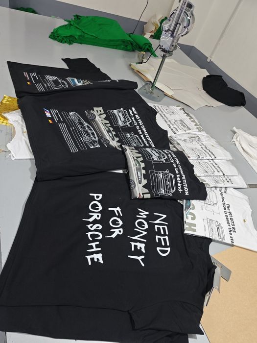 В наличии есть футболки разного качества ткани пошив экспортный оптом