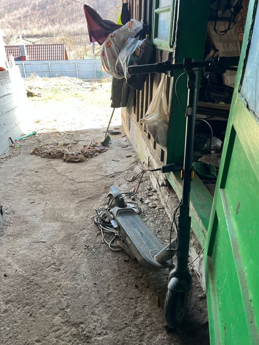 VÂND / SCHIMB] Trotinetă Electrică Ninebot Max G2 – Preț: 550 Lei (Negociabil)