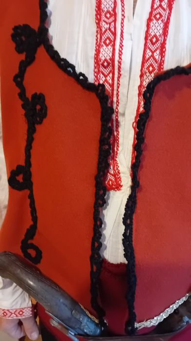 Мъжка  носия.  Пищимал червен,син