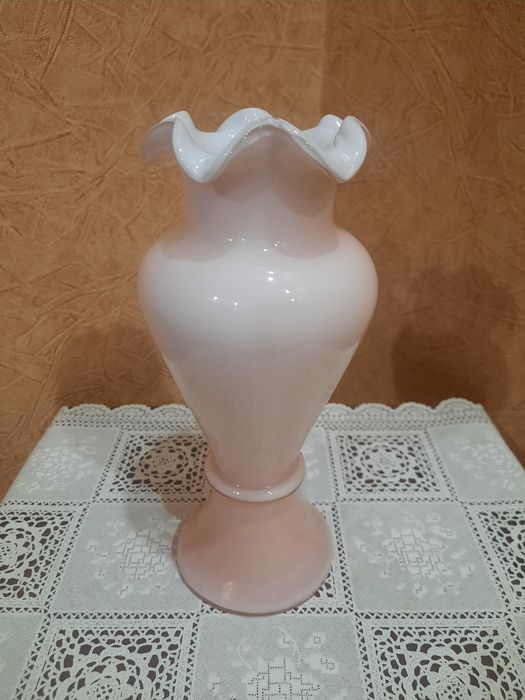 Винтажная, красивая  фигурная ваза из двухслойного молочного  стекла.