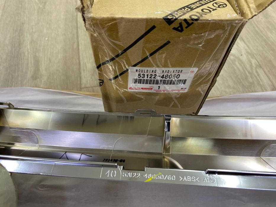 Молдинг решетки радиатора Лексус РХ Lexus RX