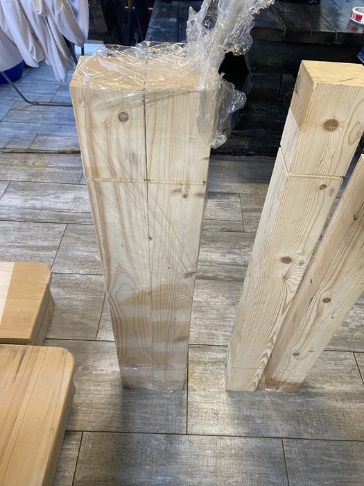 Scara lemn , cu 2 trepte 10 stalpi grosi ,