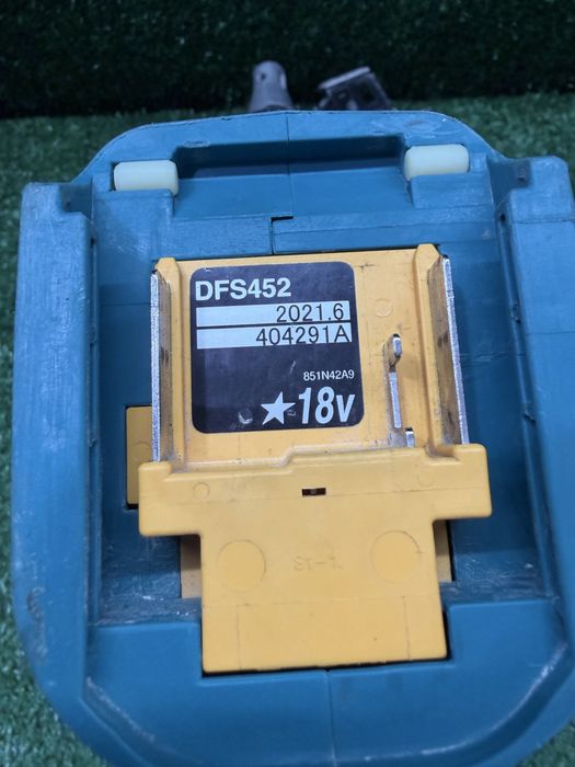 Винтоверт за гипсокартон на Makita DFS452 с допълнителна приставка