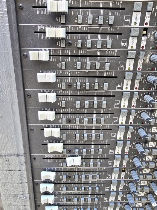 Огромен мишпулт  Behringer