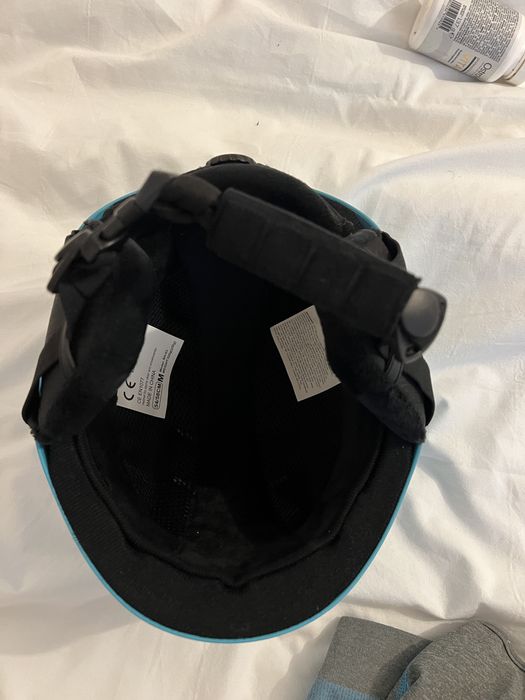 Каска за ски с очила към нея