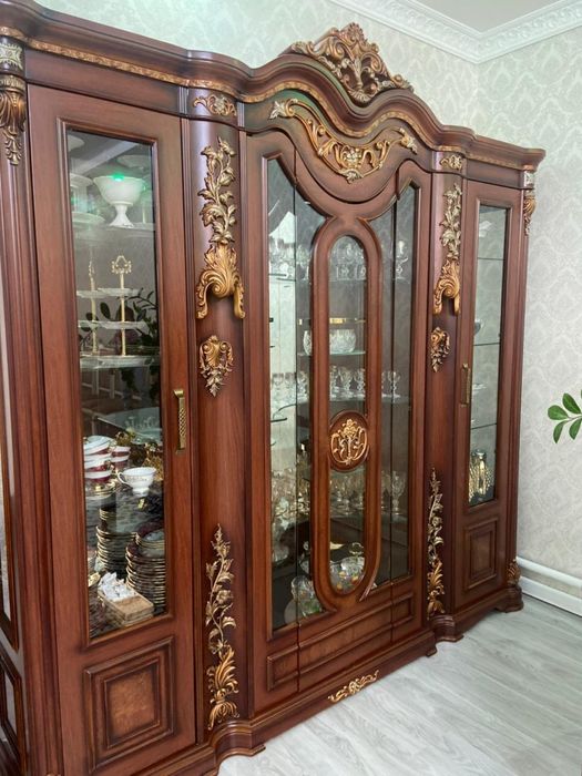 продается сервант гостиный в отличном состояние