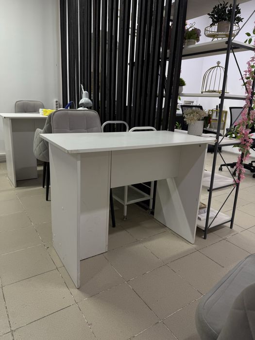 Маникюрный стол и стуля бар