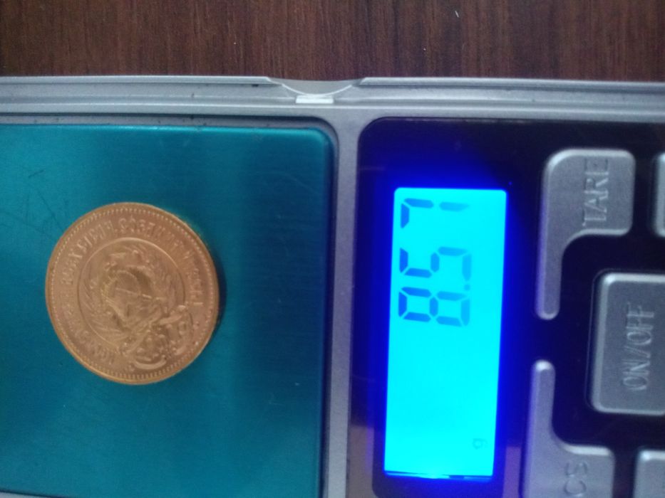 Vând moneda de aur.