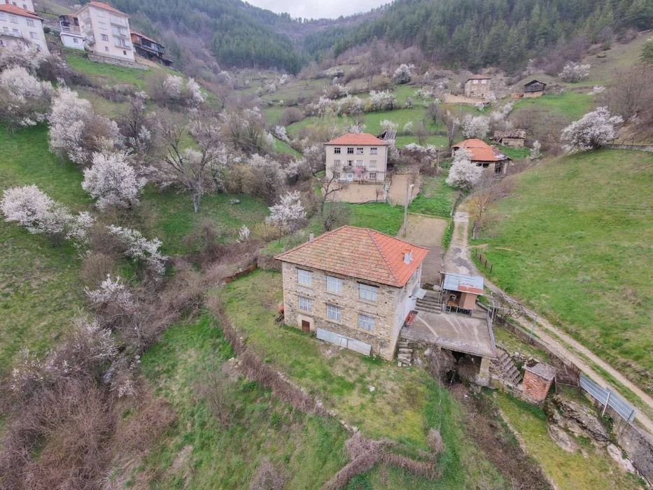 Продавам Къща на два етажа двор с 8 стаи две градини