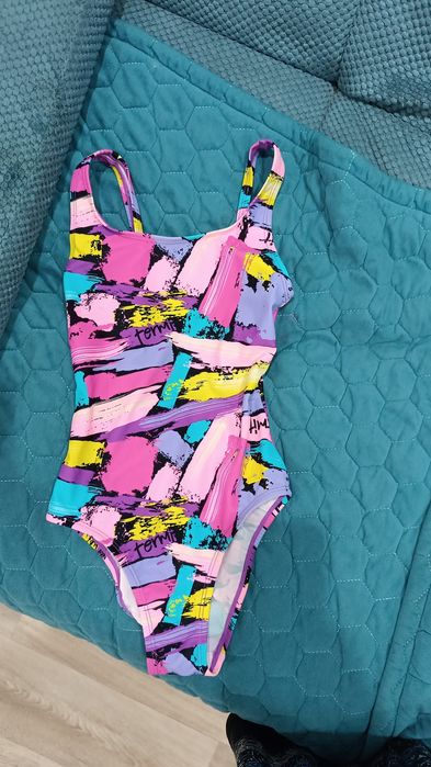 Продам купальник новый для девочки 8-9 лет