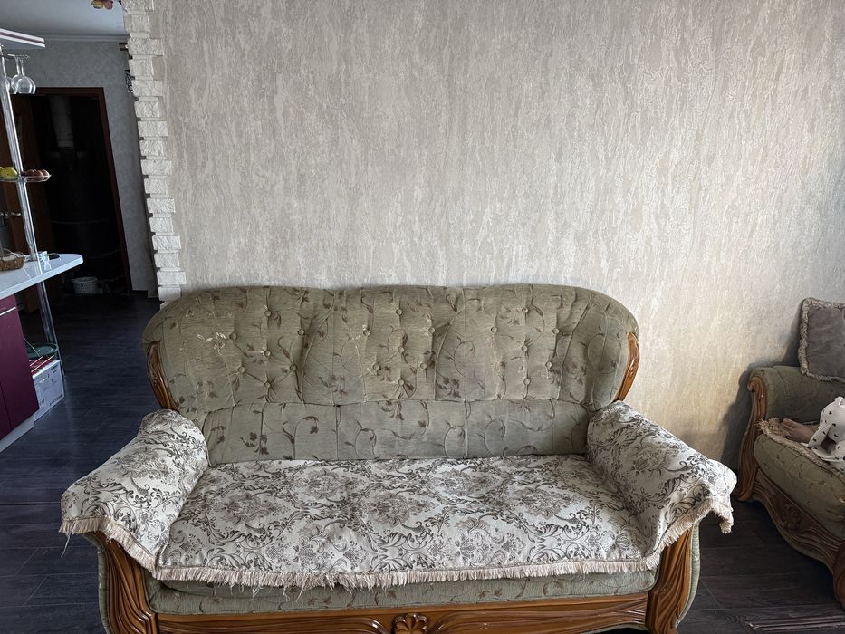 Продам диван+2 кресла дёшево