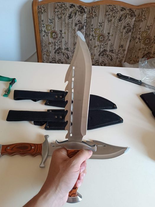 Vând stare cuțite din carbon