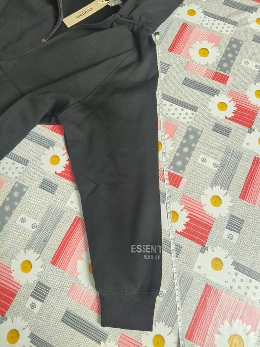 Vând bluza essentials cu fermoar și gluga