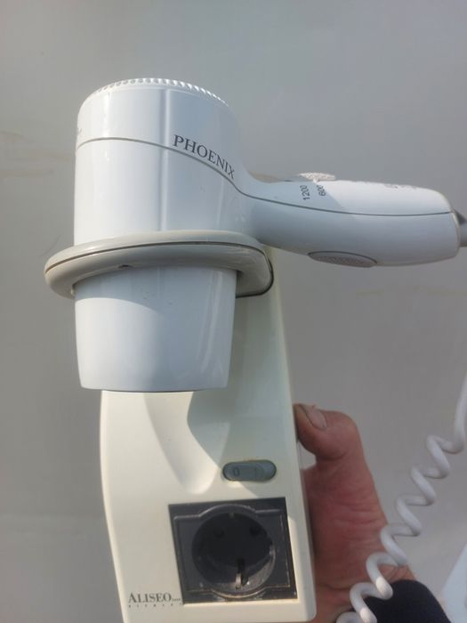 Vînd uscator de par cu suport fix si priza pt perete . Pret 120 lei