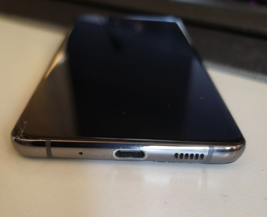 Samsung Galaxy S20+ — Отлична работа, лек козметичен дефект