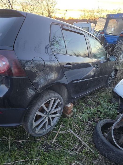 Голф 5 на части.