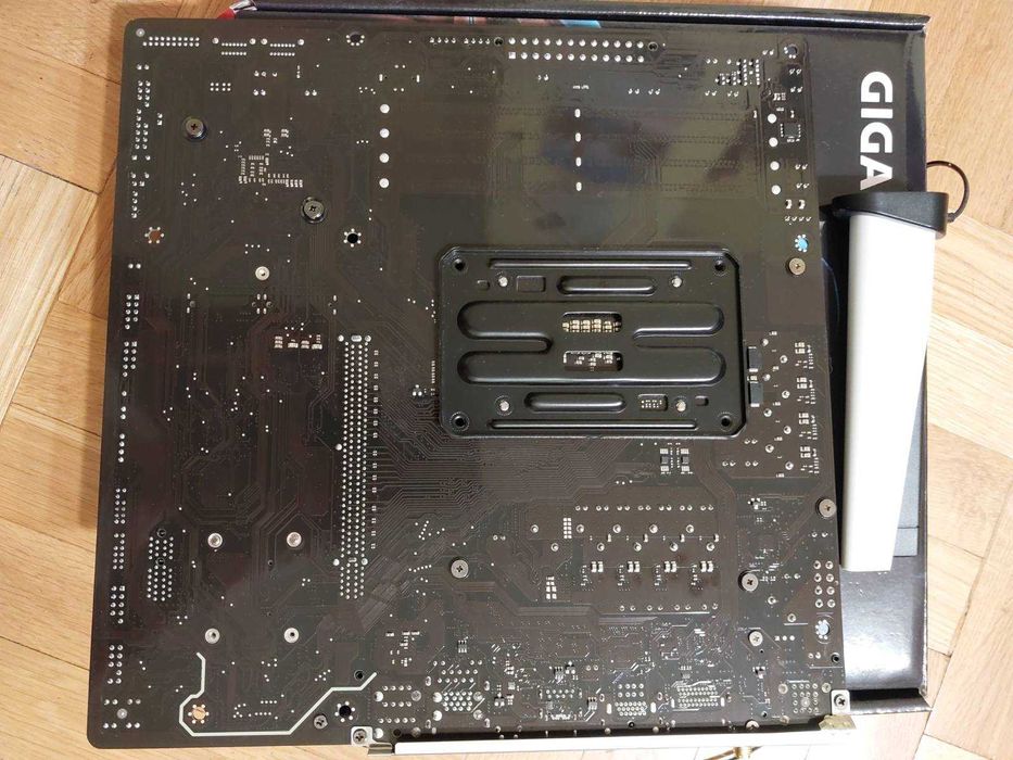 AMD Ryzen 7 9800X3D + Gigabyte B650M Gaming X AX Wi-Fi rev.1.3